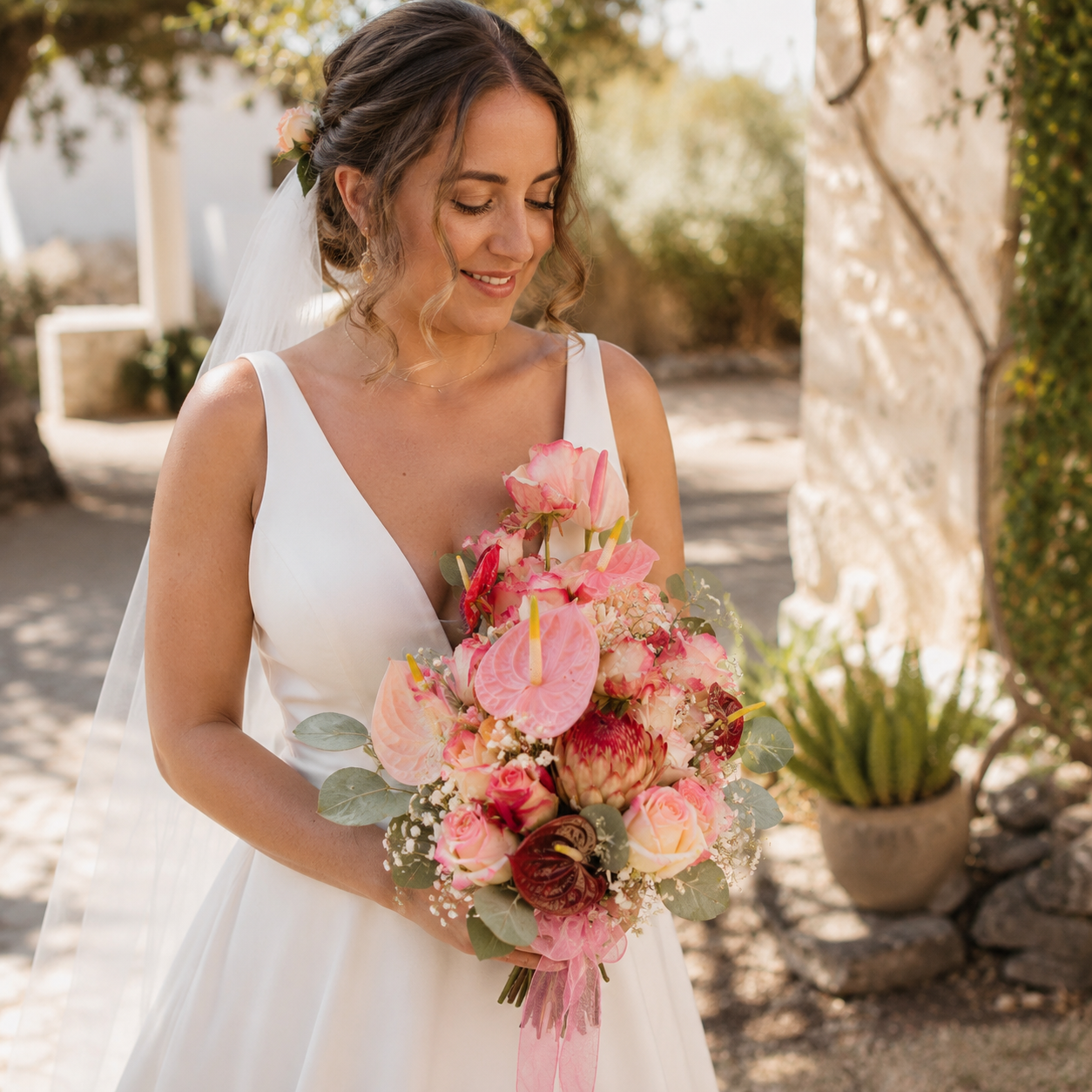BB007_BridalBouquet_AnthuriumProteaRose_Tropical