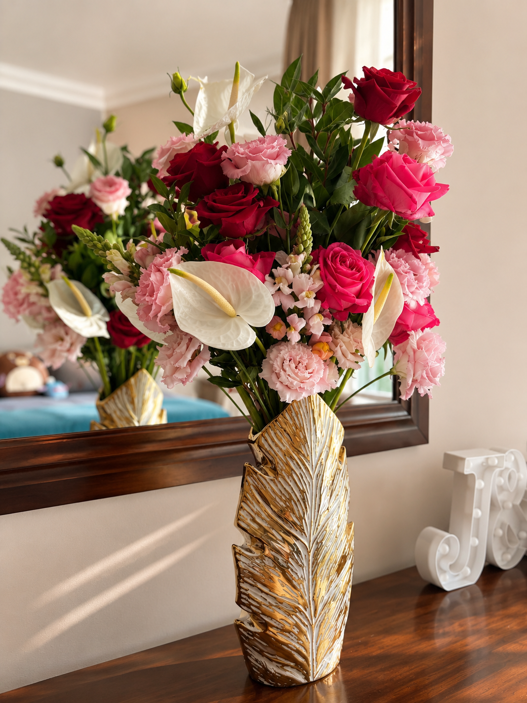VA026_RedPinkRoseWhiteAnthuriumGoldLeafVase